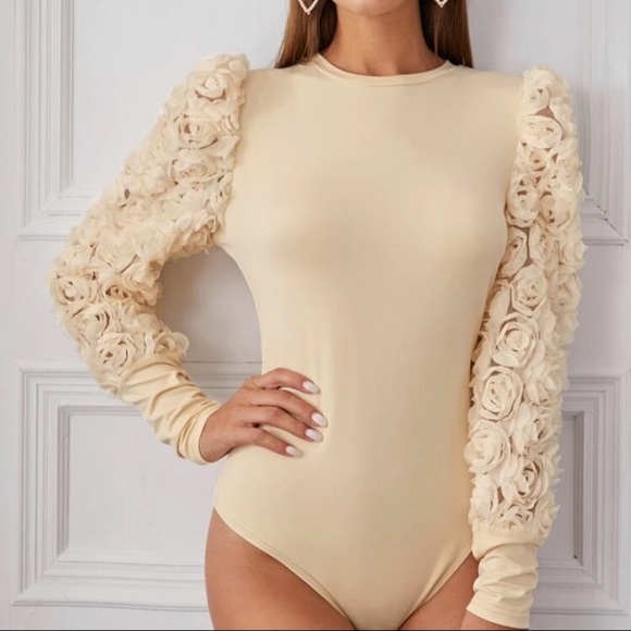 NEW INVENTORY 🔥3D Flower Appliqué Lantern Sleeve Form Fitted Bodysuit🔥 - Picture 3 of 10
